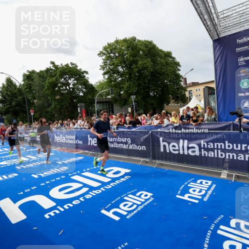 29.06.2025 - hella hamburg halbmarathon Zöllner http://msf.ph/oto/8414181 29.06.2025 10:24:56 Ziel 1271, 7142, 10867, 11678, 13872, 14836, 16361, 17752 meine-sportfotos.de