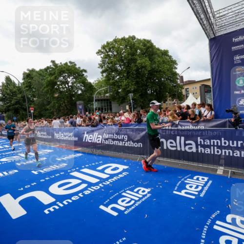 29.06.2025 - hella hamburg halbmarathon Zöllner http://msf.ph/oto/8414189 29.06.2025 10:48:13 Ziel 1914, 4324, 4711, 8916, 9544, 9626, 9638, 12685, 14192, 14814, 15590, 15973, 15981, 16094, 16149, 16269 meine-sportfotos.de