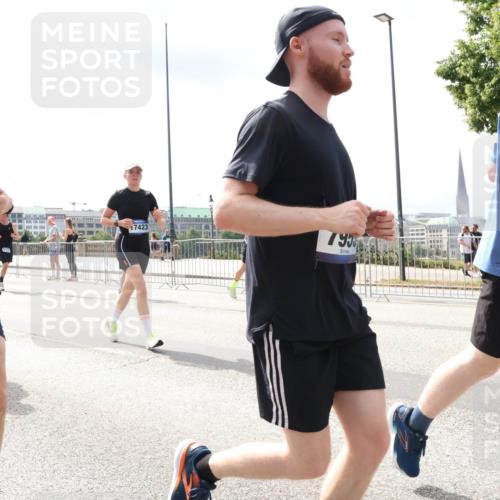 29.06.2025 - hella hamburg halbmarathon Lena Gebhardt http://msf.ph/oto/8414190 29.06.2025 10:42:07 Lombardsbrücke 17423, 795, 1039, 1150, 1360, 1624, 1648, 1712, 1752, 1929, 2145, 2523, 2974, 3276, 3326, 3459, 3460, 3568, 3605, 4329, 4353, 4541, 4735, 4736, 4787, 4885, 4891, 4892, 5419, 5432, 5671, 5810, 6136, 6137, 6153, 6320, 6430, 6436, 6450, 6618, 6828, 6837, 6846, 6917, 7260, 7357, 7477, 7557, 7666, 7955, 7968, 8004, 8014, 8300, 8301, 8443, 8459, 8712, 8897, 8908, 9008, 9223, 9370, 9467, 9588, 10027, 10532, 10623 meine-sportfotos.de