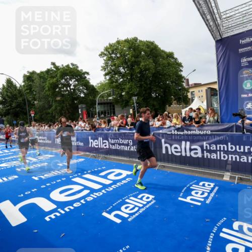 29.06.2025 - hella hamburg halbmarathon Zöllner http://msf.ph/oto/8414194 29.06.2025 10:24:56 Ziel 1271, 7142, 10867, 11678, 13872, 14836, 16361, 17752 meine-sportfotos.de