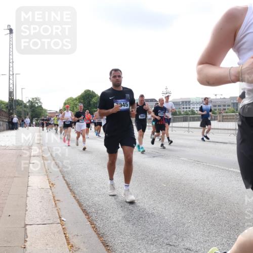 29.06.2025 - hella hamburg halbmarathon Lena Gebhardt http://msf.ph/oto/8414205 29.06.2025 10:17:25 Lombardsbrücke 945, 2860, 8309, 14199, 1015, 1083, 1137, 1204, 1274, 1298, 1331, 1348, 1356, 1458, 1477, 1553, 1795, 2225, 2259, 2305, 2548, 2860, 2908, 3210, 3464, 3466, 3622, 3802, 3803, 4194, 4218, 4852, 5002, 5023, 5390, 5929, 5930, 5995, 6126, 6128, 6254, 6336, 6352, 6520, 6522, 6786, 7011, 7114, 7115, 7257, 7258, 7291, 7345, 7376, 7410, 7413, 7445, 7566, 7647, 7844, 7928, 7945, 8144, 8210, 8253, 8263, 8309, 8351, 8433, 8513, 8558, 8895, 8983, 9152, 9259, 9848 meine-sportfotos.de