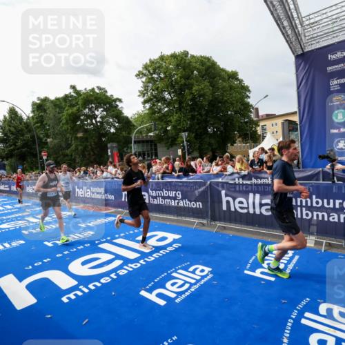 29.06.2025 - hella hamburg halbmarathon Zöllner http://msf.ph/oto/8414206 29.06.2025 10:24:57 Ziel 1271, 7142, 10867, 11678, 13872, 14836, 16361, 17752 meine-sportfotos.de