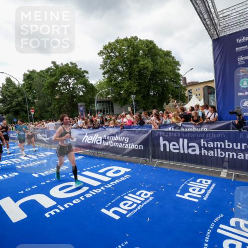 29.06.2025 - hella hamburg halbmarathon Zöllner http://msf.ph/oto/8414210 29.06.2025 10:48:14 Ziel 1914, 4711, 7599, 8916, 9544, 9626, 9638, 11211, 12685, 14192, 14814, 15590, 15629, 15973, 15981, 16094, 16269, 19127 meine-sportfotos.de
