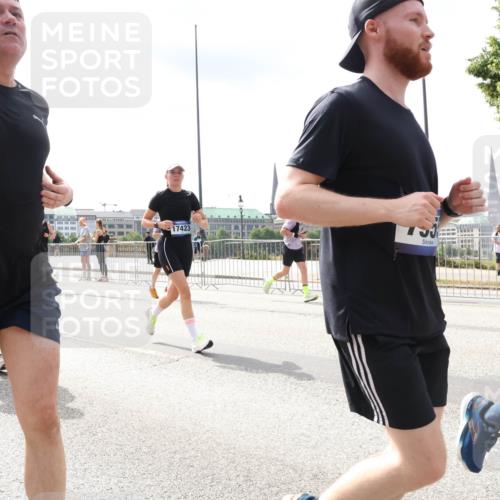 29.06.2025 - hella hamburg halbmarathon Lena Gebhardt http://msf.ph/oto/8414218 29.06.2025 10:42:07 Lombardsbrücke 17423, 1039, 1150, 1360, 1624, 1648, 1712, 1752, 1929, 2145, 2523, 2974, 3276, 3326, 3459, 3460, 3568, 3605, 4329, 4353, 4541, 4735, 4736, 4787, 4885, 4891, 4892, 5419, 5432, 5671, 5810, 6136, 6137, 6153, 6320, 6430, 6436, 6450, 6618, 6828, 6837, 6846, 6917, 7260, 7357, 7477, 7557, 7666, 7955, 7968, 8004, 8014, 8300, 8301, 8443, 8459, 8712, 8897, 8908, 9008, 9223, 9370, 9467, 9588, 10027, 10532, 10623 meine-sportfotos.de