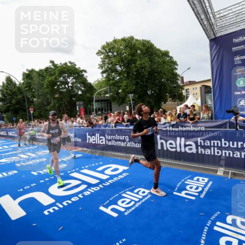 29.06.2025 - hella hamburg halbmarathon Zöllner http://msf.ph/oto/8414219 29.06.2025 10:24:57 Ziel 1271, 7142, 10867, 11678, 13872, 14836, 16361, 17752 meine-sportfotos.de