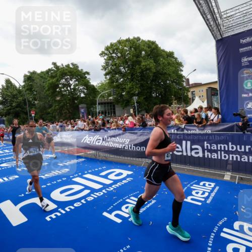 29.06.2025 - hella hamburg halbmarathon Zöllner http://msf.ph/oto/8414231 29.06.2025 10:48:14 Ziel 1914, 4711, 7599, 8916, 9544, 9626, 9638, 11211, 12685, 14192, 14814, 15590, 15629, 15973, 15981, 16094, 16269, 19127 meine-sportfotos.de