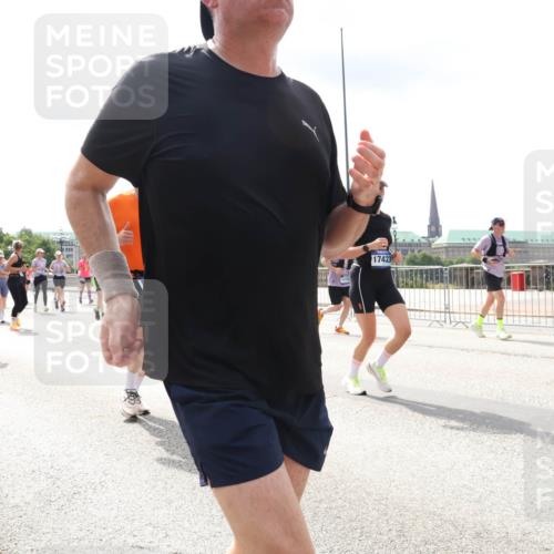 29.06.2025 - hella hamburg halbmarathon Lena Gebhardt http://msf.ph/oto/8414248 29.06.2025 10:42:07 Lombardsbrücke 3326, 17423, 1039, 1150, 1360, 1624, 1648, 1712, 1752, 1929, 2145, 2523, 2974, 3276, 3326, 3459, 3460, 3568, 3605, 4329, 4353, 4541, 4735, 4736, 4787, 4885, 4891, 4892, 5419, 5432, 5671, 5810, 6136, 6137, 6153, 6320, 6430, 6436, 6450, 6618, 6828, 6837, 6846, 6917, 7260, 7357, 7477, 7557, 7666, 7955, 7968, 8004, 8014, 8300, 8301, 8443, 8459, 8712, 8897, 8908, 9008, 9223, 9370, 9467, 9588, 10027, 10532, 10623 meine-sportfotos.de