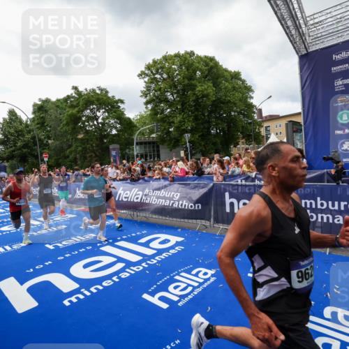 29.06.2025 - hella hamburg halbmarathon Zöllner http://msf.ph/oto/8414249 29.06.2025 10:48:15 Ziel 1914, 4711, 7599, 8916, 9544, 9626, 11211, 12685, 14192, 14797, 14814, 15590, 15629, 15973, 15981, 16094, 16269, 19127 meine-sportfotos.de
