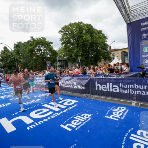 29.06.2025 - hella hamburg halbmarathon Zöllner http://msf.ph/oto/8414258 29.06.2025 10:48:15 Ziel 1914, 4711, 7599, 8916, 9544, 9626, 11211, 12685, 14192, 14797, 14814, 15590, 15629, 15973, 15981, 16094, 16269, 19127 meine-sportfotos.de
