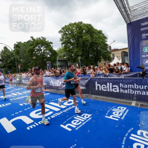 29.06.2025 - hella hamburg halbmarathon Zöllner http://msf.ph/oto/8414269 29.06.2025 10:48:16 Ziel 1914, 7599, 8916, 9544, 9626, 11211, 12685, 14192, 14797, 14814, 15590, 15629, 15973, 15981, 16094, 16269, 18963, 19127 meine-sportfotos.de