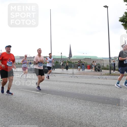 29.06.2025 - hella hamburg halbmarathon Lena Gebhardt http://msf.ph/oto/8414272 29.06.2025 10:51:24 Lombardsbrücke 18092, 3934, 1203, 1208, 1404, 1478, 1617, 1997, 2202, 2308, 2358, 2380, 2484, 2485, 2593, 2736, 2778, 2859, 3240, 3934, 4156, 4652, 4713, 4748, 4808, 4878, 4920, 5286, 5289, 5291, 5357, 5394, 5530, 5716, 5717, 6007, 6091, 6885, 6945, 6954, 6961, 7012, 7769, 7770, 7771, 7825, 7841, 7871, 7992, 8040, 8125, 8399, 8410, 8672, 9166, 9167, 9340, 9462, 9582, 9583, 9763, 10496, 10552, 11034, 11052, 11252, 11268, 11575, 11875 meine-sportfotos.de