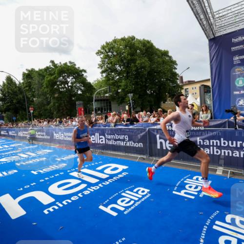 29.06.2025 - hella hamburg halbmarathon Zöllner http://msf.ph/oto/8414295 29.06.2025 10:25:01 Ziel 2483, 10867, 14836, 17752 meine-sportfotos.de