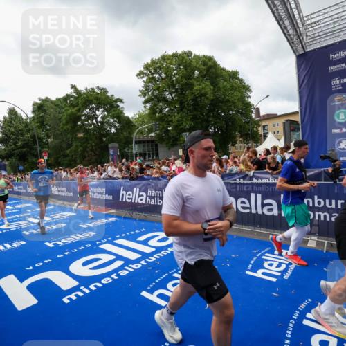 29.06.2025 - hella hamburg halbmarathon Zöllner http://msf.ph/oto/8414312 29.06.2025 10:48:17 Ziel 1914, 7599, 8916, 9544, 11211, 12685, 14192, 14797, 14814, 15590, 15629, 15973, 15981, 16269, 18963, 19127 meine-sportfotos.de