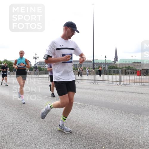 29.06.2025 - hella hamburg halbmarathon Lena Gebhardt http://msf.ph/oto/8414313 29.06.2025 10:26:01 Lombardsbrücke 10219, 1305, 1479, 1481, 3343, 3617, 3765, 4268, 4315, 4378, 4797, 5028, 5497, 6159, 6663, 8276, 8306, 8674, 8881, 9811, 10104, 10219, 11107, 11139, 11596, 11699, 11828, 11859, 12074, 12505, 12826, 12827, 12838, 12945, 12946, 13653, 14063, 14179, 14223, 14356, 14726, 14936, 16289, 16354, 16381, 16927, 17369, 19144 meine-sportfotos.de