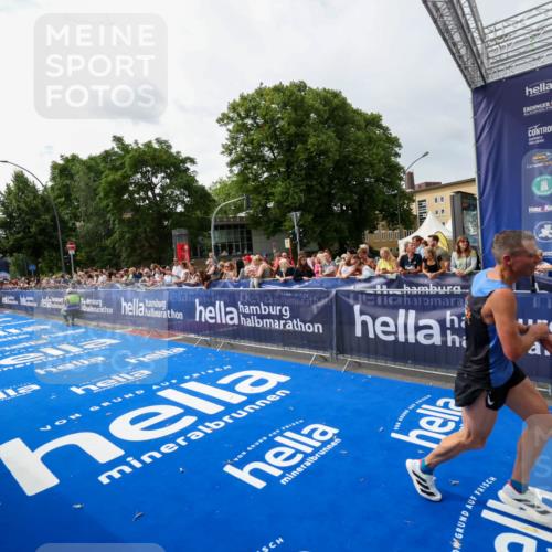 29.06.2025 - hella hamburg halbmarathon Zöllner http://msf.ph/oto/8414316 29.06.2025 10:25:01 Ziel 2483, 10867, 14836, 17752 meine-sportfotos.de
