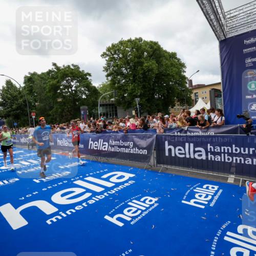 29.06.2025 - hella hamburg halbmarathon Zöllner http://msf.ph/oto/8414321 29.06.2025 10:48:18 Ziel 1914, 7599, 8916, 9770, 11211, 11467, 12685, 14192, 14797, 14814, 15590, 15629, 15735, 15973, 15981, 18963, 19127 meine-sportfotos.de