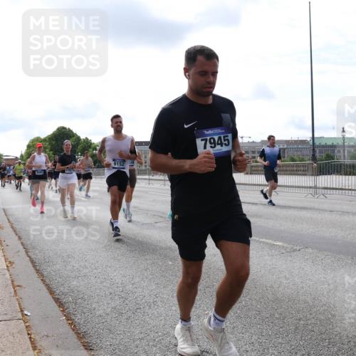 29.06.2025 - hella hamburg halbmarathon Lena Gebhardt http://msf.ph/oto/8414326 29.06.2025 10:17:25 Lombardsbrücke 17927, 9152, 7945, 7410, 1015, 1083, 1137, 1204, 1274, 1298, 1331, 1348, 1356, 1458, 1477, 1553, 1795, 2225, 2259, 2305, 2548, 2860, 2908, 3210, 3464, 3466, 3622, 3802, 3803, 4194, 4218, 4852, 5002, 5023, 5390, 5929, 5930, 5995, 6126, 6128, 6254, 6336, 6352, 6520, 6522, 6786, 7011, 7114, 7115, 7257, 7258, 7291, 7345, 7376, 7410, 7413, 7445, 7566, 7647, 7844, 7928, 7945, 8144, 8210, 8253, 8263, 8309, 8351, 8433, 8513, 8558, 8895, 8983, 9152, 9259, 9848 meine-sportfotos.de