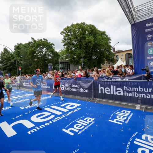 29.06.2025 - hella hamburg halbmarathon Zöllner http://msf.ph/oto/8414331 29.06.2025 10:48:18 Ziel 1914, 7599, 8916, 9770, 11211, 11467, 12685, 14192, 14797, 14814, 15590, 15629, 15735, 15973, 15981, 18963, 19127 meine-sportfotos.de