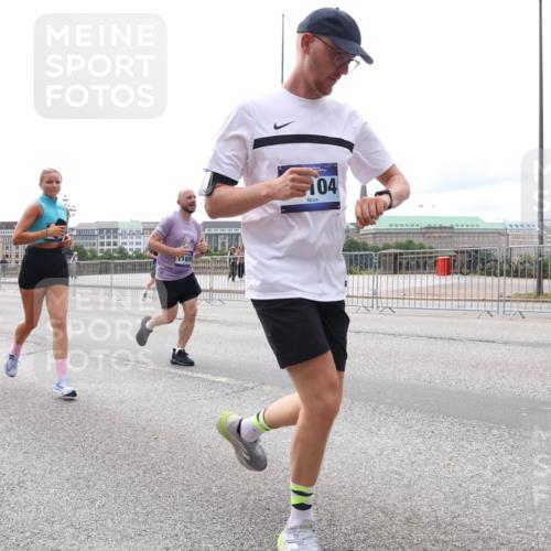 29.06.2025 - hella hamburg halbmarathon Lena Gebhardt http://msf.ph/oto/8414332 29.06.2025 10:26:01 Lombardsbrücke 10219, 104, 1305, 1479, 1481, 3343, 3617, 3765, 4268, 4315, 4378, 4797, 5028, 5497, 6159, 6663, 8276, 8306, 8674, 8881, 9811, 10104, 10219, 11107, 11139, 11596, 11699, 11828, 11859, 12074, 12505, 12826, 12827, 12838, 12945, 12946, 13653, 14063, 14179, 14223, 14356, 14726, 14936, 16289, 16354, 16381, 16927, 17369, 19144 meine-sportfotos.de
