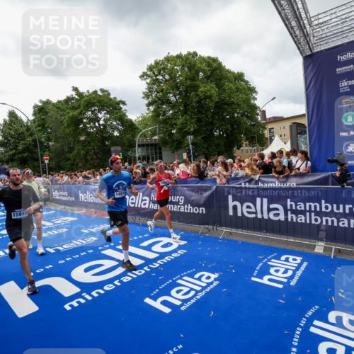 29.06.2025 - hella hamburg halbmarathon Zöllner http://msf.ph/oto/8414339 29.06.2025 10:48:18 Ziel 1914, 7599, 8916, 9770, 11211, 11467, 12685, 14192, 14797, 14814, 15590, 15629, 15735, 15973, 15981, 18963, 19127 meine-sportfotos.de