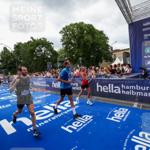 29.06.2025 - hella hamburg halbmarathon Zöllner http://msf.ph/oto/8414347 29.06.2025 10:48:19 Ziel 7599, 8916, 9770, 11211, 11467, 12685, 14797, 14814, 15590, 15629, 15735, 15981, 18963, 19127 meine-sportfotos.de