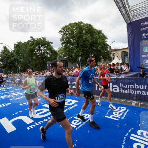 29.06.2025 - hella hamburg halbmarathon Zöllner http://msf.ph/oto/8414351 29.06.2025 10:48:19 Ziel 7599, 8916, 9770, 11211, 11467, 12685, 14797, 14814, 15590, 15629, 15735, 15981, 18963, 19127 meine-sportfotos.de