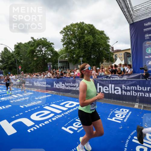 29.06.2025 - hella hamburg halbmarathon Zöllner http://msf.ph/oto/8414360 29.06.2025 10:48:20 Ziel 7367, 7599, 8916, 9770, 11211, 11467, 12685, 14797, 14814, 15590, 15629, 15735, 15981, 17982, 18963, 19127 meine-sportfotos.de
