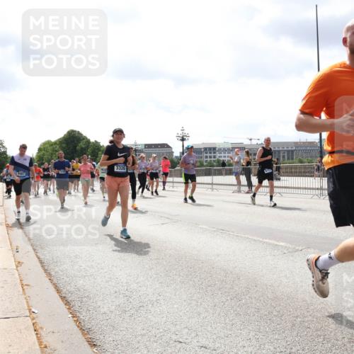 29.06.2025 - hella hamburg halbmarathon Lena Gebhardt http://msf.ph/oto/8414361 29.06.2025 10:42:08 Lombardsbrücke 94673, 3326, 1039, 1150, 1360, 1624, 1648, 1712, 1752, 1929, 1957, 2145, 2523, 2974, 3276, 3326, 3459, 3460, 3568, 3605, 4329, 4353, 4541, 4735, 4736, 4787, 4885, 4891, 4892, 5419, 5432, 5671, 5810, 6136, 6137, 6153, 6320, 6430, 6436, 6450, 6618, 6828, 6837, 6846, 6917, 7260, 7357, 7477, 7557, 7666, 7955, 7968, 8014, 8300, 8301, 8443, 8459, 8712, 8897, 8908, 9008, 9223, 9370, 9467, 9588, 10027, 10532, 10623 meine-sportfotos.de