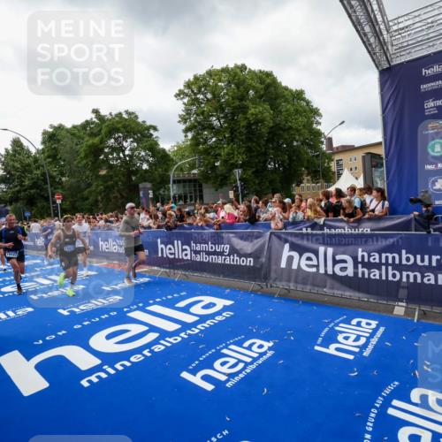29.06.2025 - hella hamburg halbmarathon Zöllner http://msf.ph/oto/8414372 29.06.2025 10:48:21 Ziel 1537, 5129, 7367, 7599, 8916, 9770, 11211, 11467, 14797, 15629, 15735, 17745, 17982, 18963, 19127 meine-sportfotos.de