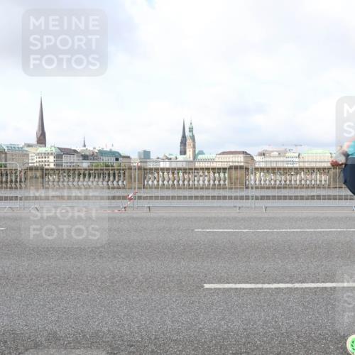 29.06.2025 - hella hamburg halbmarathon Lena Gebhardt http://msf.ph/oto/8414376 29.06.2025 08:55:54 Lombardsbrücke 400 meine-sportfotos.de