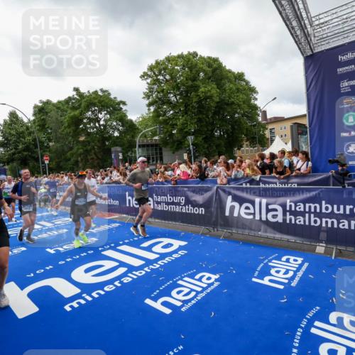 29.06.2025 - hella hamburg halbmarathon Zöllner http://msf.ph/oto/8414383 29.06.2025 10:48:21 Ziel 1537, 5129, 7367, 7599, 8916, 9770, 11211, 11467, 14797, 15629, 15735, 17745, 17982, 18963, 19127 meine-sportfotos.de