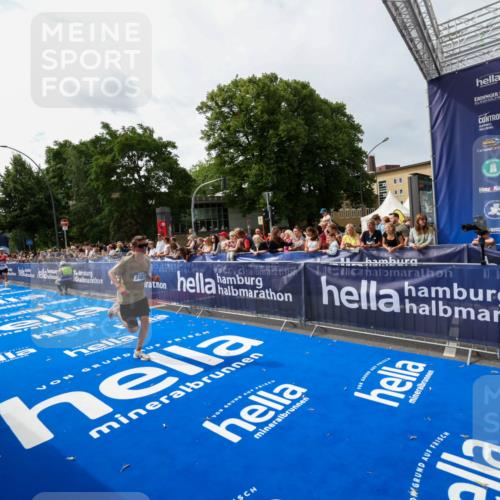 29.06.2025 - hella hamburg halbmarathon Zöllner http://msf.ph/oto/8414398 29.06.2025 10:25:08 Ziel 2483, 11078, 15483 meine-sportfotos.de