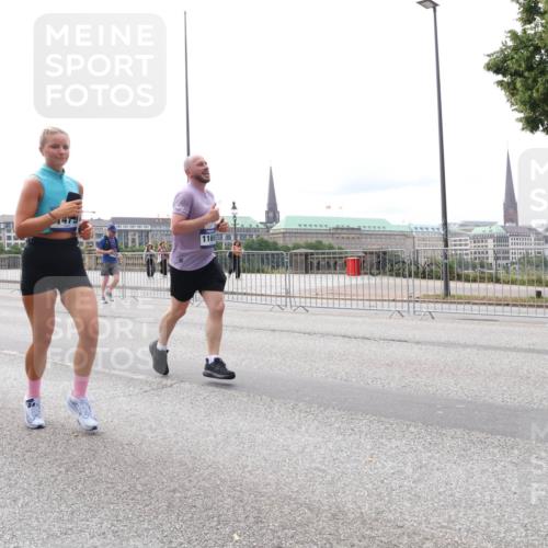 29.06.2025 - hella hamburg halbmarathon Lena Gebhardt http://msf.ph/oto/8414402 29.06.2025 10:26:02 Lombardsbrücke 10219, 1473, 1305, 1479, 1481, 3343, 3617, 3765, 4267, 4268, 4315, 4378, 4797, 5028, 5497, 6159, 6663, 8276, 8306, 8674, 8881, 9811, 10104, 10219, 11107, 11139, 11596, 11699, 11828, 11859, 12074, 12505, 12826, 12827, 12838, 12945, 12946, 13653, 14063, 14179, 14223, 14356, 14726, 14936, 16289, 16354, 16381, 16927, 17369, 19144 meine-sportfotos.de
