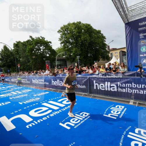 29.06.2025 - hella hamburg halbmarathon Zöllner http://msf.ph/oto/8414407 29.06.2025 10:25:08 Ziel 2483, 11078, 15483 meine-sportfotos.de