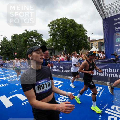 29.06.2025 - hella hamburg halbmarathon Zöllner http://msf.ph/oto/8414421 29.06.2025 10:48:22 Ziel 1537, 5129, 5528, 6923, 7367, 7599, 8216, 8916, 9770, 11211, 11467, 14797, 15629, 15735, 17745, 17982, 18963, 19127 meine-sportfotos.de