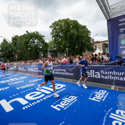29.06.2025 - hella hamburg halbmarathon Zöllner http://msf.ph/oto/8414440 29.06.2025 10:48:23 Ziel 1537, 5129, 5528, 6923, 7367, 7599, 8216, 9770, 11211, 11467, 14797, 15629, 15735, 17745, 17982, 18963, 19127 meine-sportfotos.de