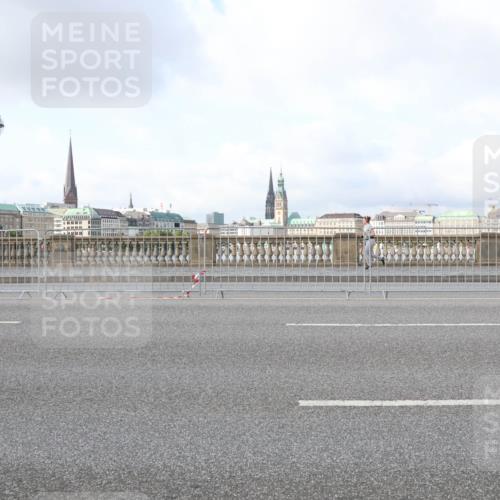29.06.2025 - hella hamburg halbmarathon Lena Gebhardt http://msf.ph/oto/8414441 29.06.2025 08:55:56 Lombardsbrücke  meine-sportfotos.de