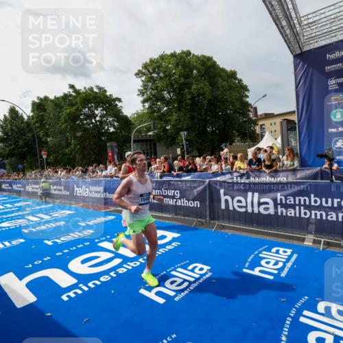29.06.2025 - hella hamburg halbmarathon Zöllner http://msf.ph/oto/8414445 29.06.2025 10:25:11 Ziel 8376, 11078, 13913, 15483 meine-sportfotos.de