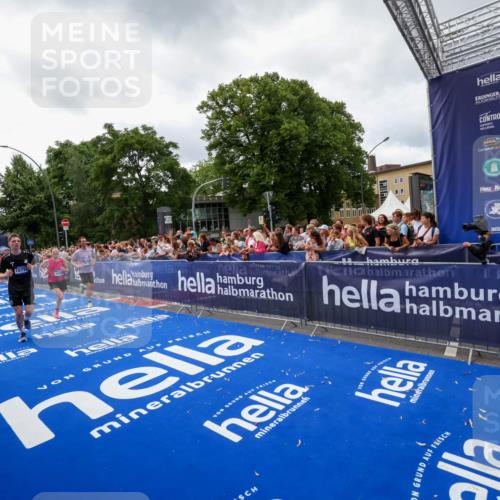 29.06.2025 - hella hamburg halbmarathon Zöllner http://msf.ph/oto/8414447 29.06.2025 10:48:25 Ziel 1537, 3747, 5129, 5362, 5528, 6081, 6923, 7367, 8216, 9262, 9770, 11467, 12549, 15735, 17745, 17982, 18790, 18923, 18963 meine-sportfotos.de