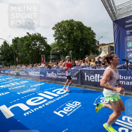 29.06.2025 - hella hamburg halbmarathon Zöllner http://msf.ph/oto/8414459 29.06.2025 10:25:11 Ziel 8376, 11078, 13913, 15483 meine-sportfotos.de