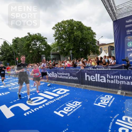 29.06.2025 - hella hamburg halbmarathon Zöllner http://msf.ph/oto/8414467 29.06.2025 10:48:26 Ziel 1537, 3747, 5129, 5362, 5528, 6081, 6923, 7367, 8216, 9262, 9770, 11467, 12549, 12840, 15735, 17745, 17855, 17982, 18790, 18923 meine-sportfotos.de