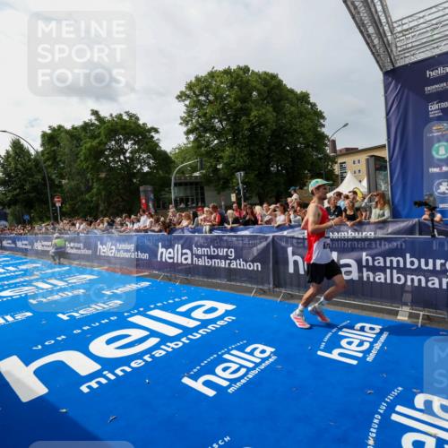 29.06.2025 - hella hamburg halbmarathon Zöllner http://msf.ph/oto/8414472 29.06.2025 10:25:12 Ziel 8376, 11078, 11994, 13913, 14113, 15483 meine-sportfotos.de