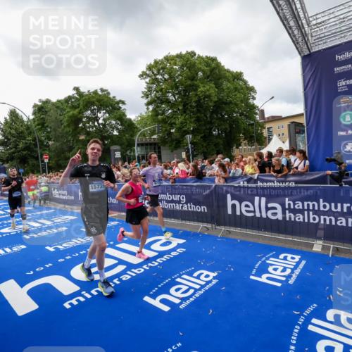29.06.2025 - hella hamburg halbmarathon Zöllner http://msf.ph/oto/8414476 29.06.2025 10:48:26 Ziel 1537, 3747, 5129, 5362, 5528, 6081, 6923, 7367, 8216, 9262, 9770, 11467, 12549, 12840, 15735, 17745, 17855, 17982, 18790, 18923 meine-sportfotos.de