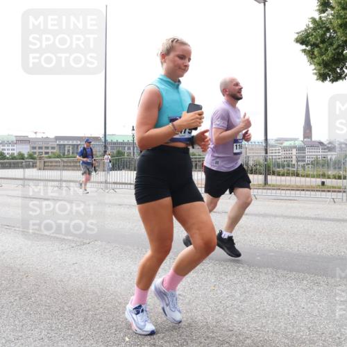 29.06.2025 - hella hamburg halbmarathon Lena Gebhardt http://msf.ph/oto/8414494 29.06.2025 10:26:03 Lombardsbrücke 10219, 8276, 1305, 1479, 1481, 3343, 3617, 3765, 4267, 4268, 4315, 4378, 4797, 5028, 5497, 6159, 6663, 8276, 8306, 8674, 8881, 10104, 10219, 11107, 11139, 11596, 11699, 11828, 11859, 12074, 12505, 12826, 12827, 12838, 12945, 12946, 13653, 14063, 14179, 14223, 14356, 14726, 14936, 16289, 16354, 16381, 16927, 17369, 17712, 19144 meine-sportfotos.de