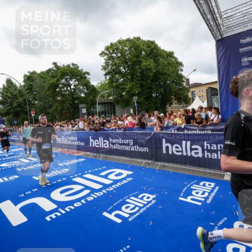 29.06.2025 - hella hamburg halbmarathon Zöllner http://msf.ph/oto/8414496 29.06.2025 10:48:27 Ziel 1537, 3747, 5129, 5362, 5528, 6081, 6923, 7367, 8216, 9262, 9770, 11451, 11467, 12549, 12840, 14990, 15735, 17745, 17855, 17982, 18790, 18923 meine-sportfotos.de
