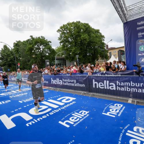 29.06.2025 - hella hamburg halbmarathon Zöllner http://msf.ph/oto/8414502 29.06.2025 10:48:27 Ziel 1537, 3747, 5129, 5362, 5528, 6081, 6923, 7367, 8216, 9262, 9770, 11451, 11467, 12549, 12840, 14990, 15735, 17745, 17855, 17982, 18790, 18923 meine-sportfotos.de