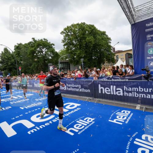 29.06.2025 - hella hamburg halbmarathon Zöllner http://msf.ph/oto/8414510 29.06.2025 10:48:27 Ziel 1537, 3747, 5129, 5362, 5528, 6081, 6923, 7367, 8216, 9262, 9770, 11451, 11467, 12549, 12840, 14990, 15735, 17745, 17855, 17982, 18790, 18923 meine-sportfotos.de