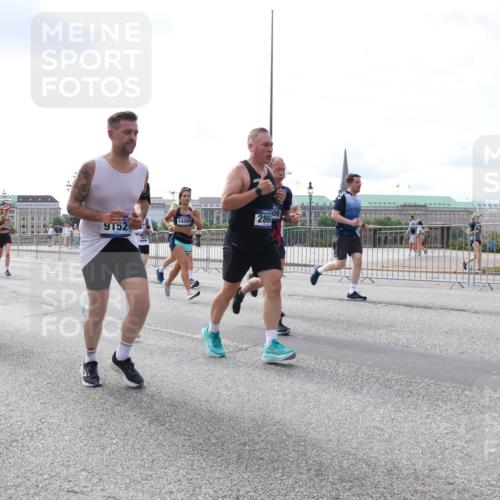 29.06.2025 - hella hamburg halbmarathon Lena Gebhardt http://msf.ph/oto/8414523 29.06.2025 10:17:27 Lombardsbrücke 09, 14209, 286, 9152, 8895, 3802, 17927, 1015, 1083, 1137, 1204, 1274, 1298, 1331, 1348, 1356, 1458, 1477, 1553, 1749, 1795, 2225, 2259, 2305, 2548, 2860, 2908, 3210, 3292, 3464, 3466, 3622, 3802, 3803, 4194, 4218, 4852, 5002, 5023, 5390, 5929, 5930, 5995, 6126, 6128, 6254, 6336, 6352, 6520, 6522, 6786, 7011, 7257, 7258, 7291, 7345, 7376, 7410, 7413, 7445, 7566, 7647, 7844, 7945, 8144, 8210, 8253, 8263, 8309, 8351, 8433, 8558, 8895, 8983, 9152, 9259, 9848 meine-sportfotos.de