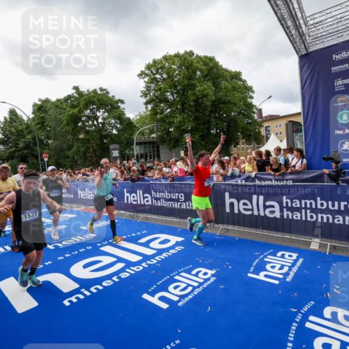 29.06.2025 - hella hamburg halbmarathon Zöllner http://msf.ph/oto/8414534 29.06.2025 10:48:28 Ziel 1537, 3747, 5129, 5362, 5528, 6081, 6923, 7367, 8216, 9262, 11451, 12549, 12840, 13962, 14990, 17745, 17855, 17982, 18790, 18923 meine-sportfotos.de