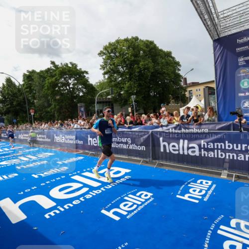 29.06.2025 - hella hamburg halbmarathon Zöllner http://msf.ph/oto/8414536 29.06.2025 10:25:18 Ziel 8376, 11994, 13913, 14113, 16484 meine-sportfotos.de